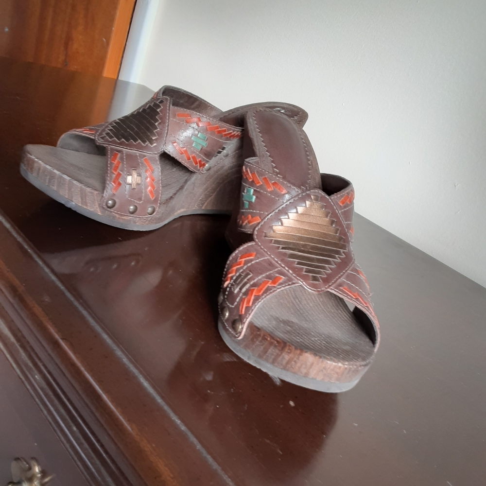 Report platform sandal